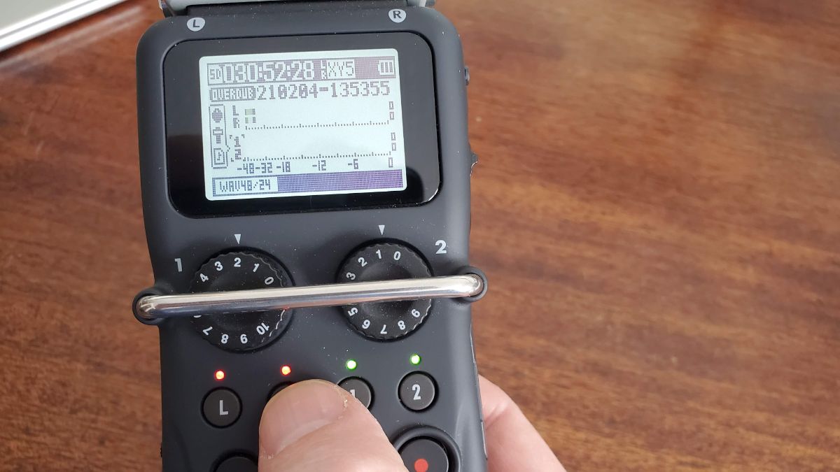 23-Press-R-L-to-Record-Zoom-H5