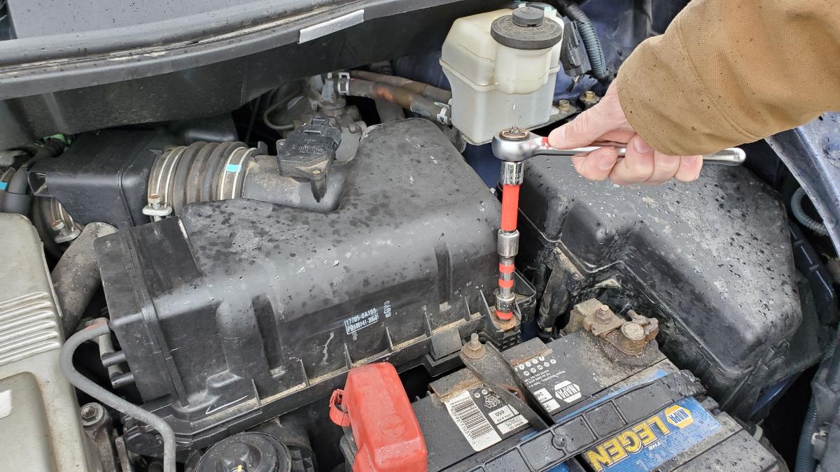 How to Change the Engine Air Filter – Toyota Sienna – Practical Mechanic
