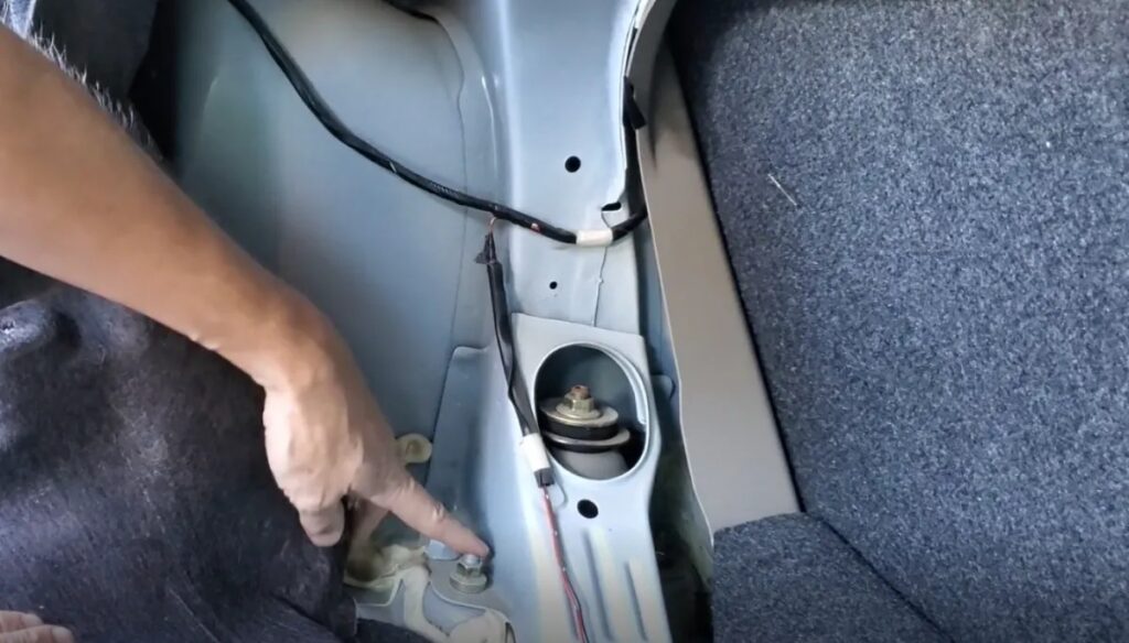 How to Replace Rear Struts – Toyota Corolla 2004 – Practical Mechanic