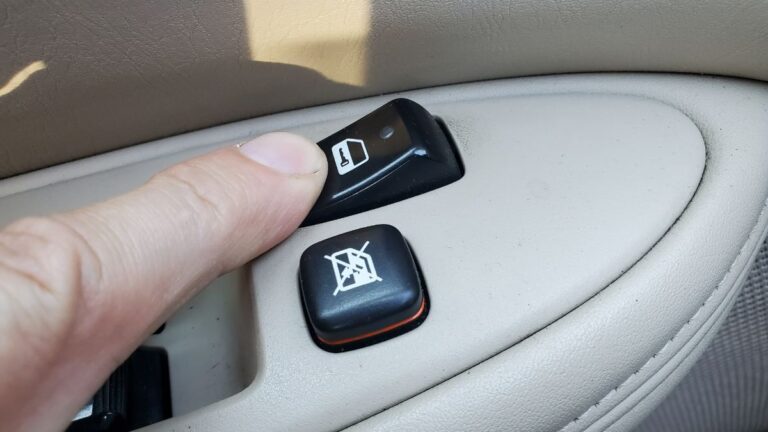 Lexus - Press the Rear of the Door Lock Button