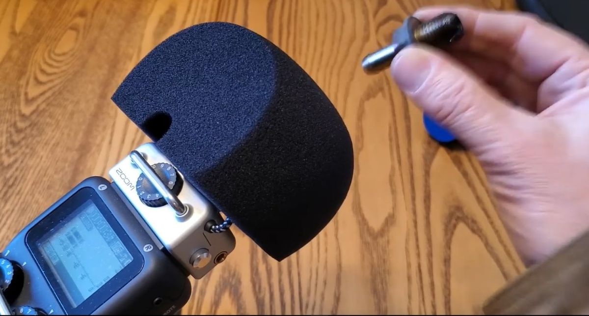 Zoom H5 measuring the sound from a PCV valve